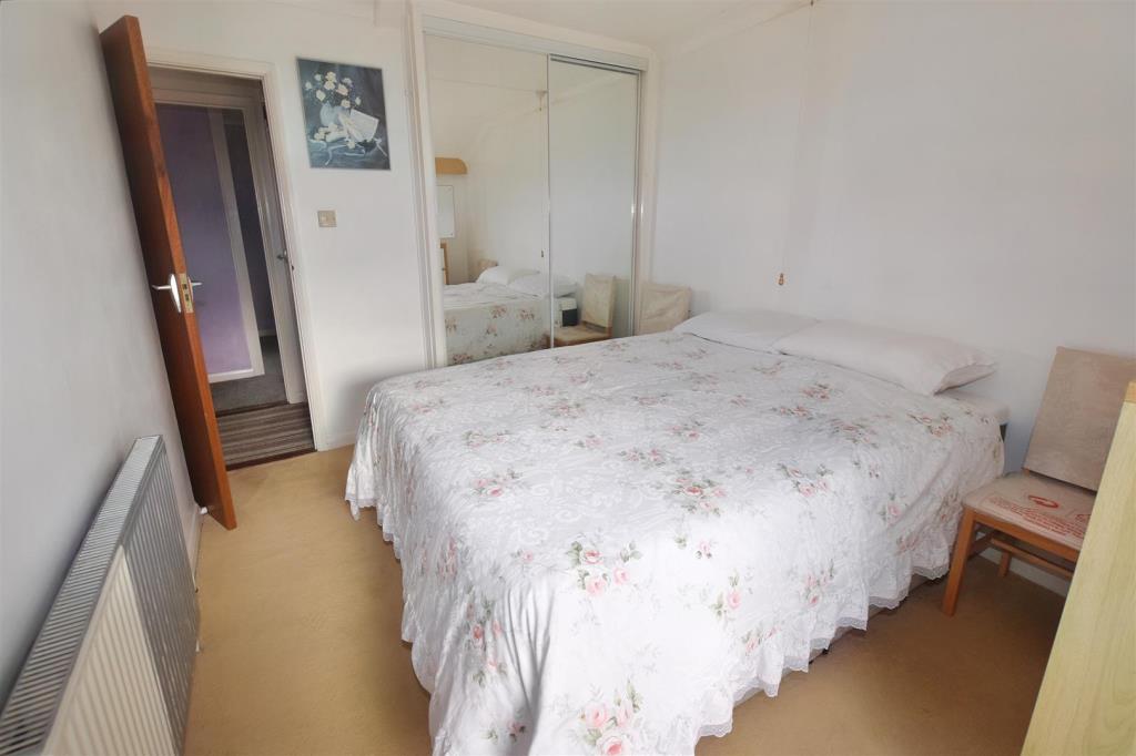 Lot: 17 - END-TERRACE COTTAGE FOR UPDATING -